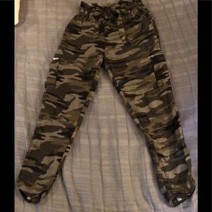 EXPRESS Camouflage Pants Jeans Ladies sz S/M High Rise style Oversized NM